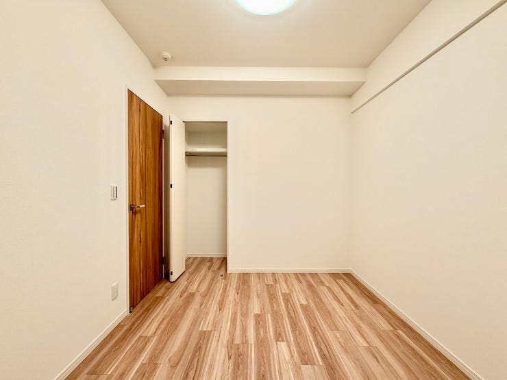 〈4.6帖〉ハンガーパイプ付きの収納は、「たたまない収納」を実践し、効率よく衣類を収納することができます♪