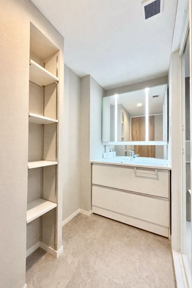 三面鏡付のワイドな洗面台は、朝の忙しい時間帯も安心です♪
タオル・バスタオル・買い置きの洗剤などを管理することもできる便利な棚付き♪