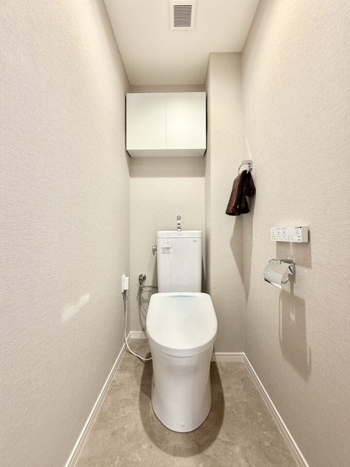 お手入れしやすい温水洗浄便座で、毎日快適♪スッキリ片付く収納付き♪