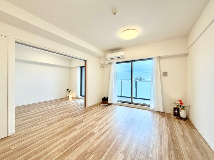 【リビング】
白を基調とした明るいリビングは家族が自然と集まります♪