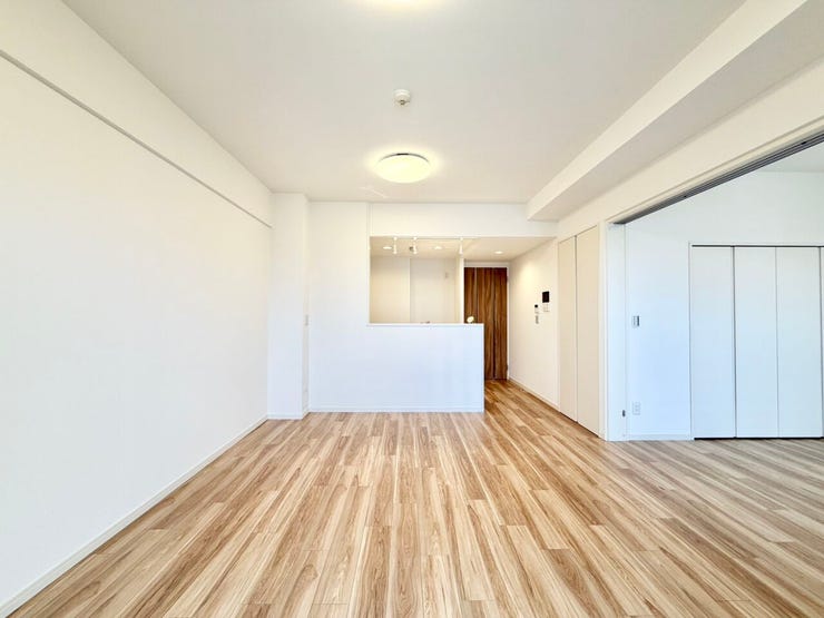 隣接する洋室を開放すると、18.9帖の空間が広がります♪