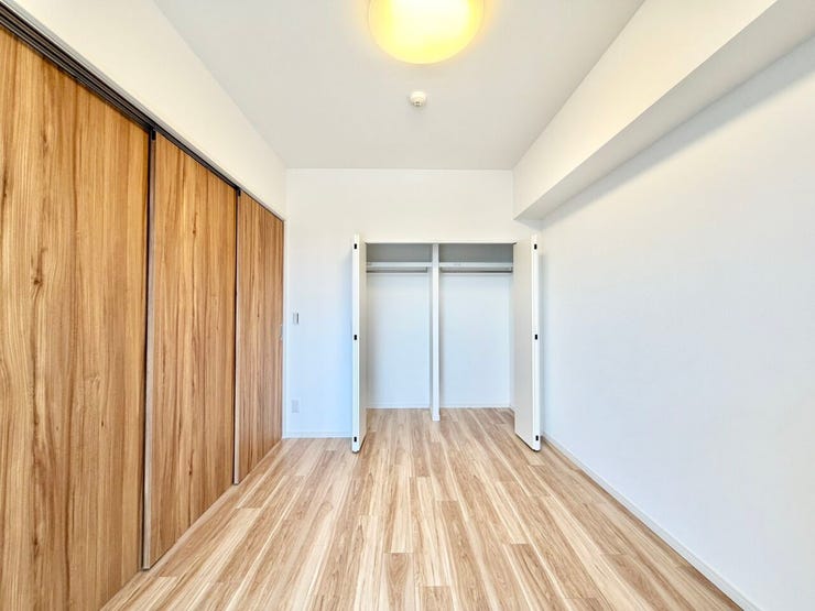 〈5.4帖〉大切な衣類を収納できる大型クローゼットが便利です