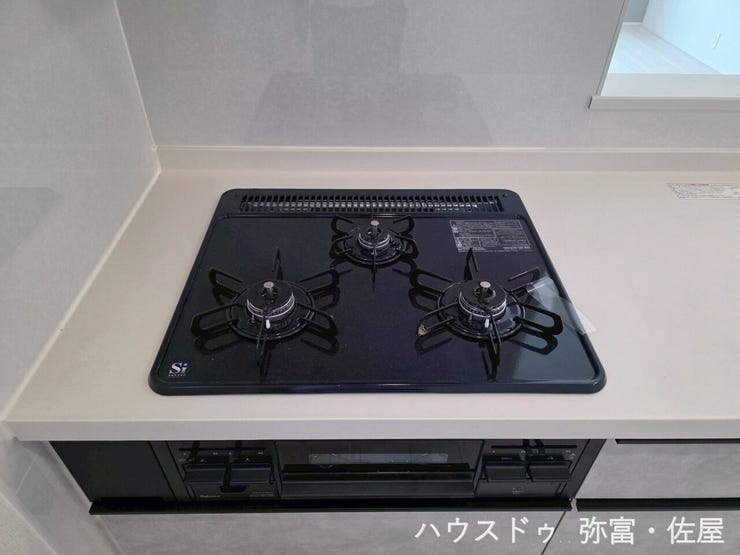作った料理を置いておく場合等3口目があると重宝します☆コンロの位置によって火力が異なり、グリル部分も含めると最大4箇所での同時調理が可能です!一度にたくさんの料理を作るご家庭におすすめです(^^)