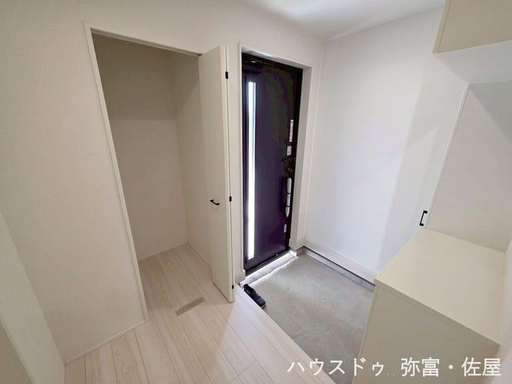 玄関ホール収納☆非常用品や掃除道具など収納できます(^^)