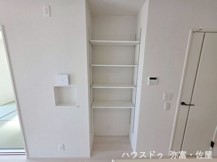 リビングに可動棚付☆日用品などストックできます♪