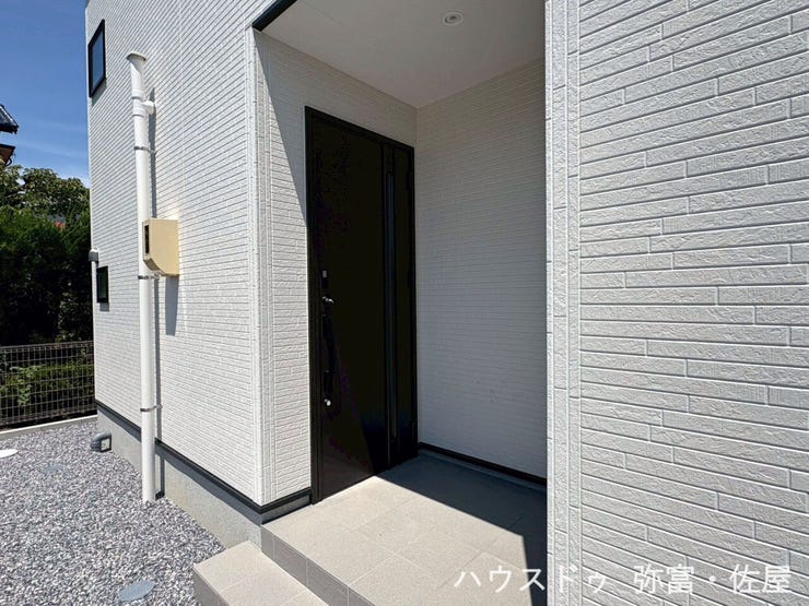 玄関ポーチに屋根があることで、天候の悪い日も玄関の出入りがしやすくなります♪