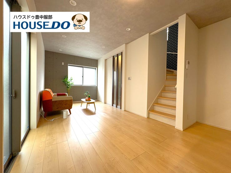 【外観】
【LDK】
約15.3帖のLDK♪3面採光で明るい室内!人気のリビング階段構造です♪