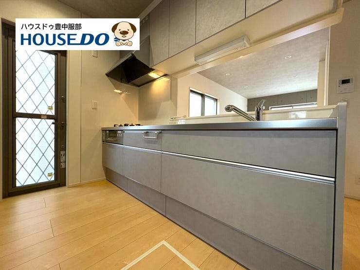 広々収納豊富なカウンタータイプのシステムキッチン!キッチン後ろも広く食器棚などゆとりをもって置いていただけます♪