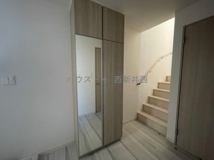 玄関すぐに姿見付きのシューズボックス