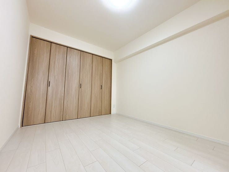 大きな窓から朝日が差し込み、目覚めのよい1日が迎えられそうです◎