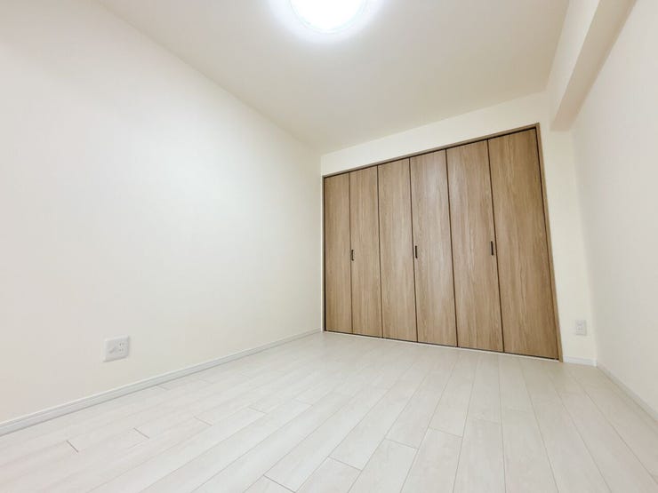 日当り良好の洋室!
明るい空間となっております。