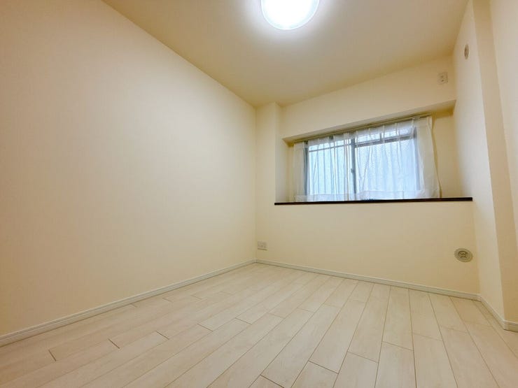 窓から風を感じられる快適なお部屋です。