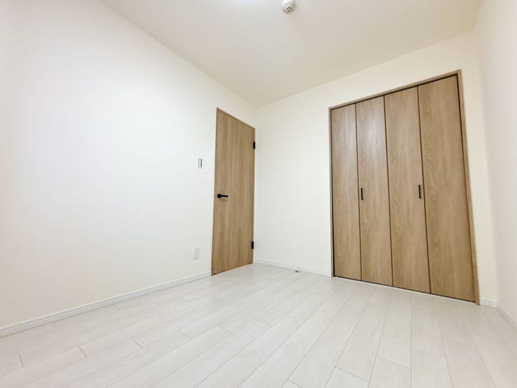 バルコニーの窓が大きく、明るい室内です◎