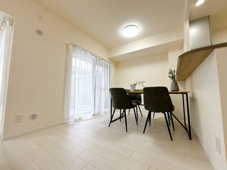 開口部に広い窓があり、採光・通風ともに多く取り込めます。