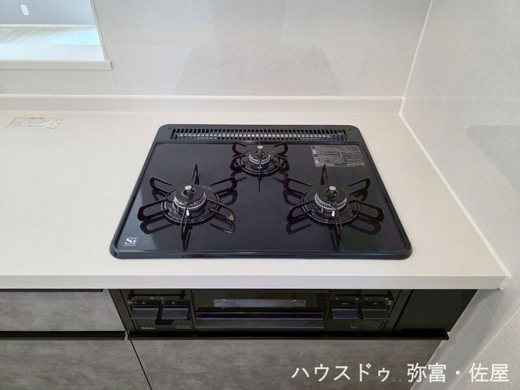 作った料理を置いておく場合等3口目があると重宝します☆コンロの位置によって火力が異なり、グリル部分も含めると最大4箇所での同時調理が可能です!一度にたくさんの料理を作るご家庭におすすめです(^^)
