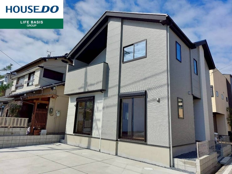 【外観】
【建物外観】閑静な住宅街に、今風素敵な新築戸建てが登場しました♪駐車スペースももちろん御座います!いつでもご内覧可能です。ご見学ご相談は弊社までお気軽にお問い合わせください。