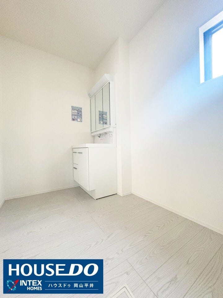 白を基調とした清潔感あふれる洗面室。着替えやタオルを置くラックを置いても十分な広さがあり、お子様との入浴準備もスムーズです!三面鏡タイプの洗面台は、身支度を整えるのにもとっても便利。