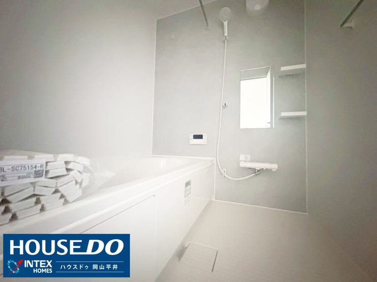 心からリラックスできる、癒やしのバスタイム!
落ち着いたグレーのパネルがモダンな印象の浴室。ゆったりとした浴槽は、お子様との入浴も楽しくなりそう!