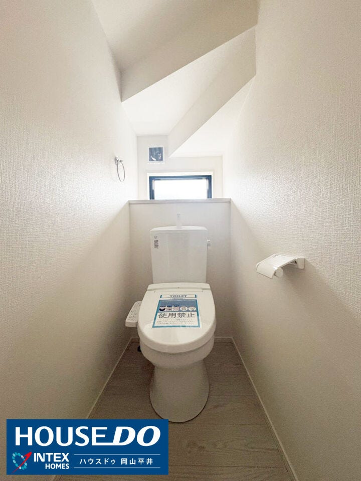 小窓から自然光が差し込む、明るく清潔感のあるトイレ空間です。換気がスムーズにできるので、いつでも空気がフレッシュ!白を基調とした落ち着いた内装で、リラックスして過ごせます。