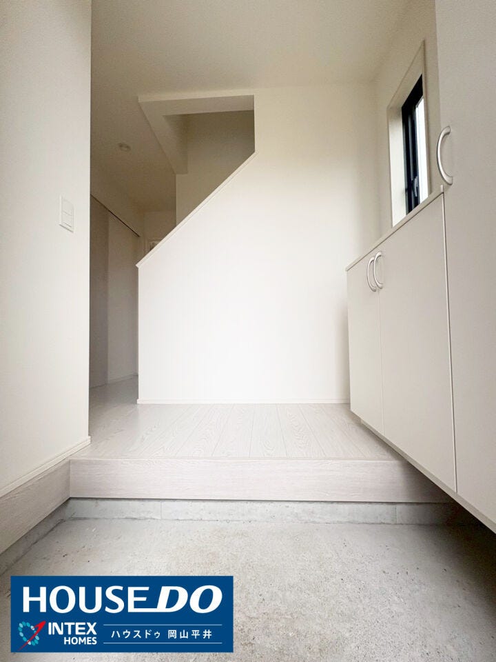白を基調とした明るい玄関は、帰宅した家族を優しく包み込んでくれる空間。大容量のシューズボックス付きで、お子様の靴やサンダルもスッキリ収納!
