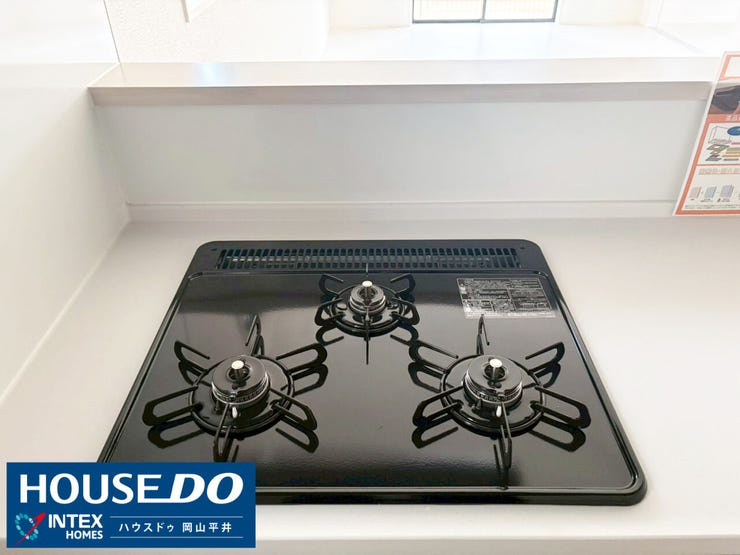 一度に複数の調理ができる3口コンロは、忙しい朝や品数を増やしたい夕食時に大活躍!お手入れしやすいフラットな天板で、キッチンをいつも清潔に保てるのが嬉しいポイントですね。