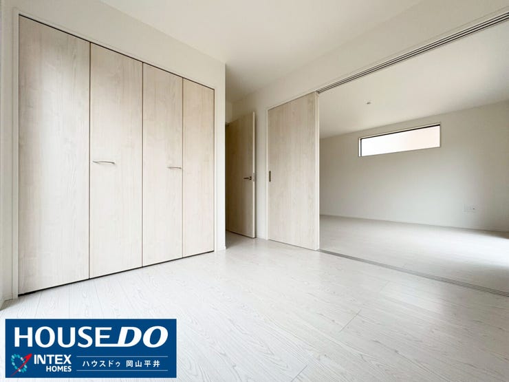 リビングと隣接する洋室は、扉を開放すれば広々とした一体空間に!お子様のプレイルームや、リモートワークの書斎としても重宝します。大容量のクローゼット付きで、リビングに散らかりがちな荷物も一掃できます。