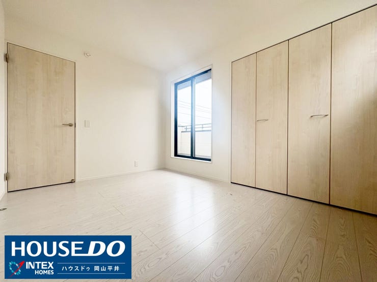 壁一面の大きなクローゼットは、育ち盛りのお子様の衣類や思い出の品もたっぷりしまえる頼もしい存在!優しい色合いのフローリングと差し込む陽光が、心落ち着くプライベート空間を演出します。