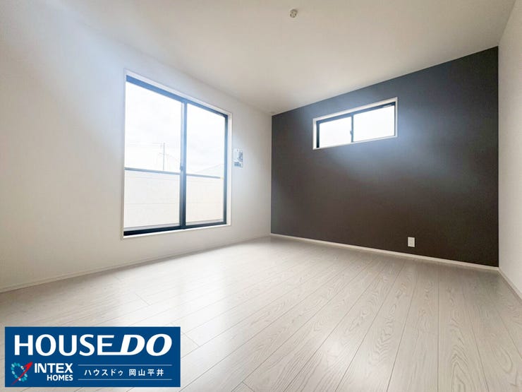 シックなアクセントクロスが洗練された大人な雰囲気を演出。大きな窓からは陽光がたっぷり差し込み、朝の目覚めも爽やかです!主寝室にすれば、1日の疲れを癒やす心地よいリラックス空間になります。