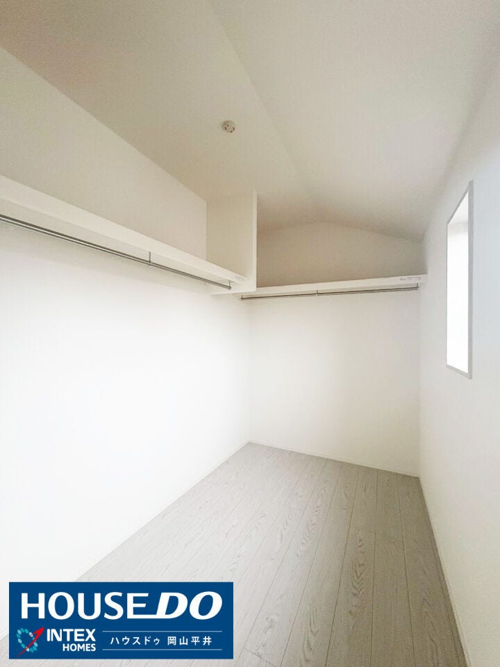 奥行きのある広々としたウォークインクローゼット!ハンガーポールが長く、ご夫婦の衣類を分けて収納しても余裕があります。季節家電や旅行用バッグも足元にしっかり収まるので、お部屋を常に広く使えますね。