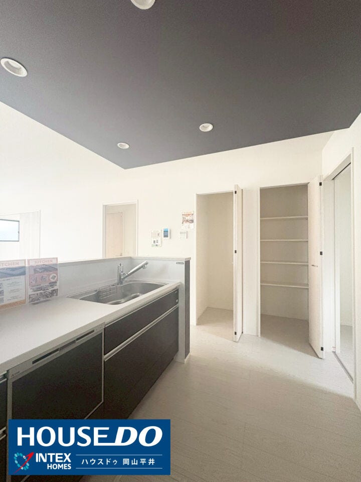 スタイリッシュな下がり天井がおしゃれなキッチン!奥には大容量のパントリーがあり、ストックや調理器具も美しく隠せます。リビングを見渡せる対面式なので、お子様の様子を見守りながら楽しくお料理ができますね。