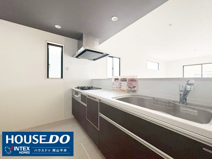 お掃除しやすいガラストップコンロやワイドなシンクを採用。ワークトップが広く、お子様と並んでクッキー作りも楽しめますね!リビングの様子が見渡せるので、家族との会話を楽しみながら家事をこなせる特等席です。