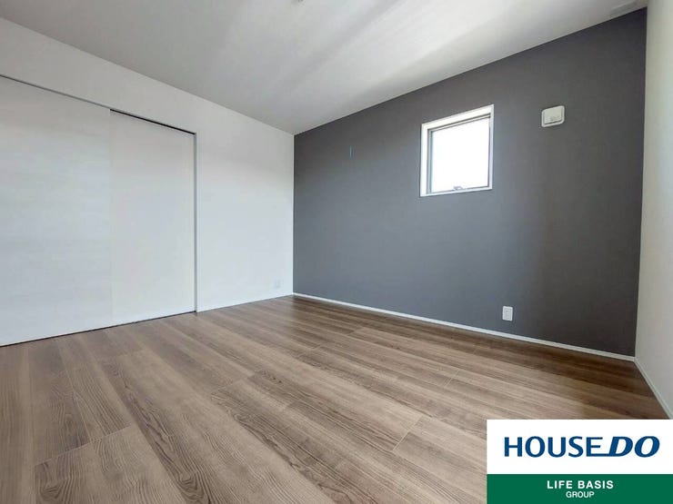 【洋室】アクセントクロスを採用、落ち着きの中にメリハリを感じさせる内装です。広々とした洋室♪ゆとりのある洋室はご夫婦の主寝室にいかがですか?大きな掃き出し窓で陽射しもたっぷり入ってきます。