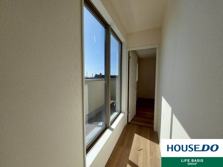 【2階 廊下】バルコニーに出れる大きな窓から、十分な日当たりが確保できます。外からの視界を遮りながら日向ぼっこしたくなる場所です。風通しも良いため、室内干し用ホスクリーンを施工しても良いですね。