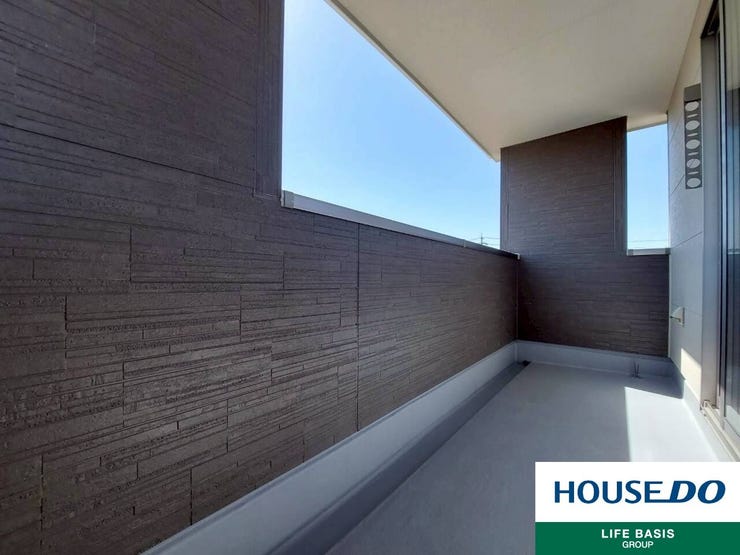 【インナーバルコニー】外からの視線をやわらかく遮りながら、開放感も感じられるインナーバルコニー。天候の影響を受けにくく、暮らしに安心とゆとりを添えてくれる、使い勝手の良い空間です。