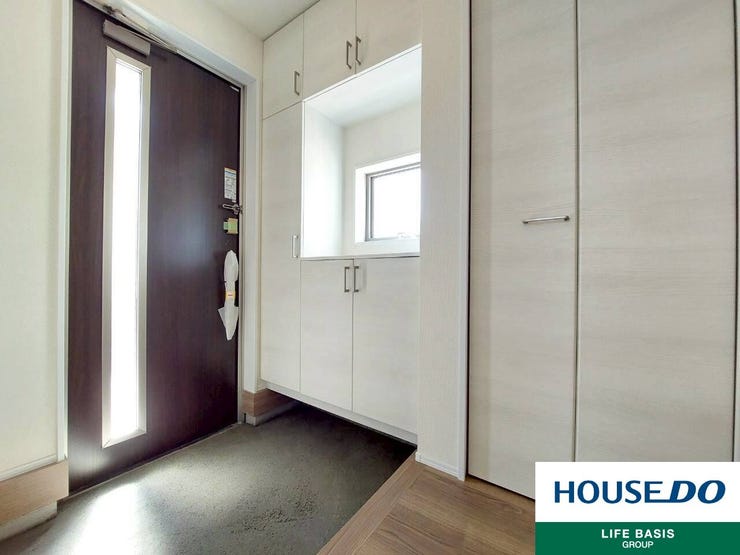 【玄関】白を基調とした明るく陽の入る玄関♪収納スペースもございます。大容量のシューズインクロークもございますので、ご家族の靴もすっきり収納できます。毎日使う玄関はすっきりさせておきたいですね♪