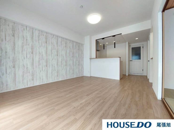 【リビング】
【リビング】陽当たり良好で光がたくさん入るリビングです。落ち着いた空間でご家族の時間をゆったりお過ごしできます♪アクセントクロスを採用、落ち着きの中にメリハリを感じさせるインテリアです。