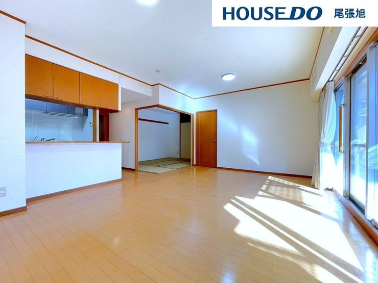 【リビング】開放感のあるリビング。掃き出し窓から採光を確保することができ、明るい空間で家族団らんできます♪ダイニングテーブルを置いてもゆとりのある広さなので、心地よい食事の時間をお過ごしいただけます♪