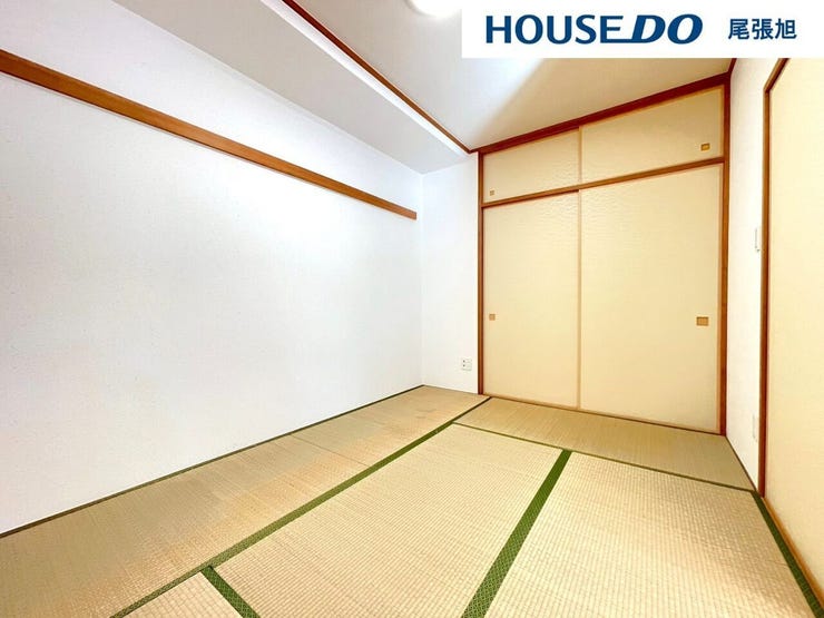 【和室】リビングの隣にある和室です。お子様のお昼寝スペースや、家事スペース、来客用の個室にと、あると嬉しい空間。収納もあり、置き場所に困りがちな布団や季節ものの収納場所にも重宝します。