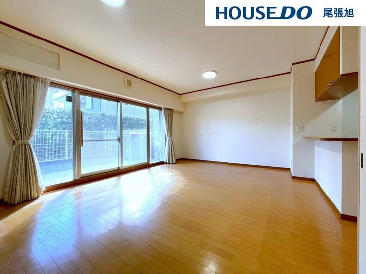 【リビング】
【リビング】大きな窓からは暖かい陽射しが差し込んできます。ソファやテーブルを置いても使いやすい配置で、ご家族そろってゆったりとお寛ぎいただけます。どんな家具を置こうか想像が膨らみます♪