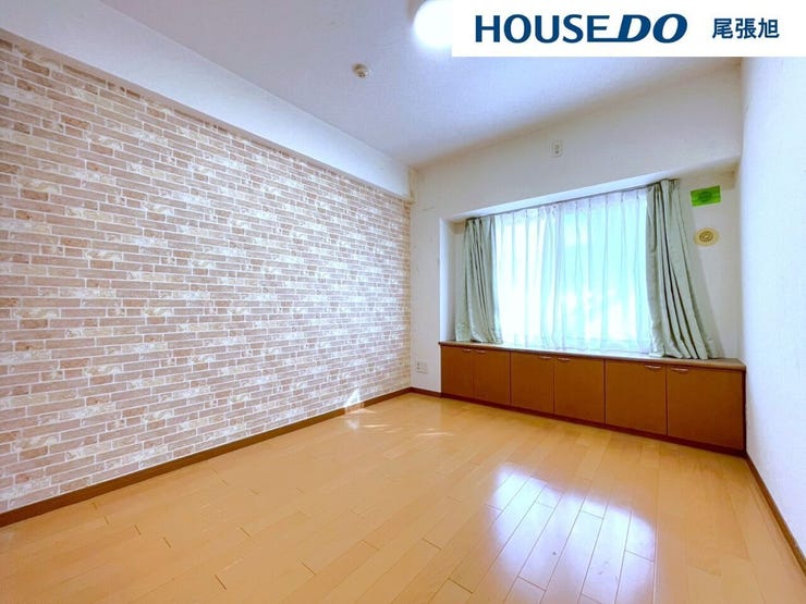 【洋室】明るい雰囲気の洋室です。広々とした明るいお部屋で、陽射しもたっぷり入ってきます。収納もご夫婦の衣類がたっぷり収納できるクローゼットがございます。ご夫婦のご主寝室にいかがでしょうか♪