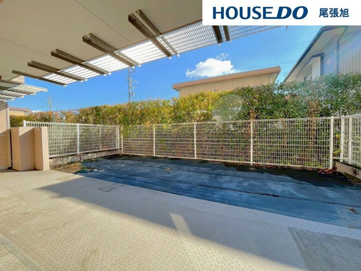 【お庭】庭を楽しむといえば、ガーデニングですね。カラフルな花や緑で華やかになるだけでなく、お子様が自然に興味を持つきっかけになるでしょう。家庭菜園で野菜を育てれば、家族で一緒に収穫の喜びを味わえます!