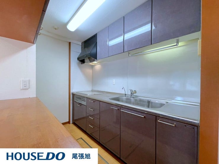 【キッチン】調理道具や食器などをたっぷり収納でき、お手入れも簡単なシステムキッチンを採用しました♪毎日のお料理を効率的にしてくれる動線は「1分でも家事の時間を短縮したい」という思いを叶えてくれます♪