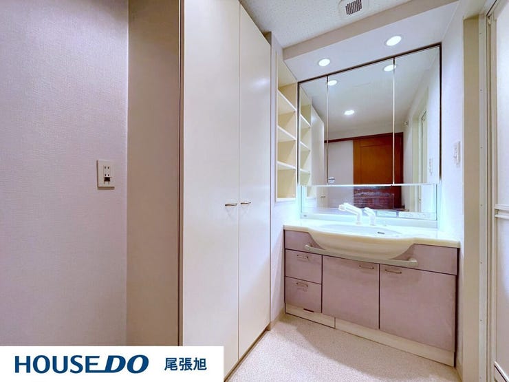 【洗面台/洗面所】日常の使い勝手の良さにこだわった清潔感のある洗面化粧台。大きな鏡が特徴です。鏡の裏に歯ブラシや化粧水、整髪料などの小物を隠して収納でき、生活感を出さずに綺麗な空間を保てます。