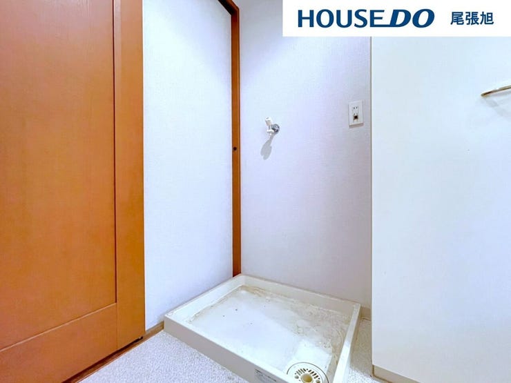 【洗濯機置場/洗面所】シンプルでスッキリした洗面スペースにある洗濯機置場。毎日の生活がより快適に。必要なものだけを厳選して、すっきり整った空間で心地よい毎日を。