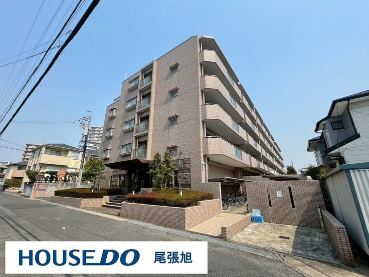 【建物外観】爽やかな青空の下に贅沢なほどに降り注ぐ陽光、豊かな居住性と、クオリティが見事に調和した住空間は、住まうことの喜びを感じさせてくれます。良好な住環境が保たれたエリアで新生活を過ごせます