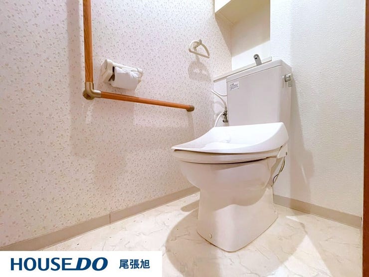 【トイレ】明るく、ひろびろとしたトイレです。掃除もしやすく、綺麗を保てます。ご自分の好きなアロマや芳香剤を置いて落ち着く空間を演出するもの良いですね♪1人になれる空間ですから、リラックスしたいですね。