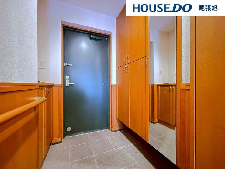 【玄関】大容量のシューズボックスが付いた玄関です。ご家族の靴もすっきり収納できます。綺麗な玄関を保てそうです♪窓も付いており、明るい空間です。帰ってきたくなるマイホームをご家族でつくりあげたいですね♪