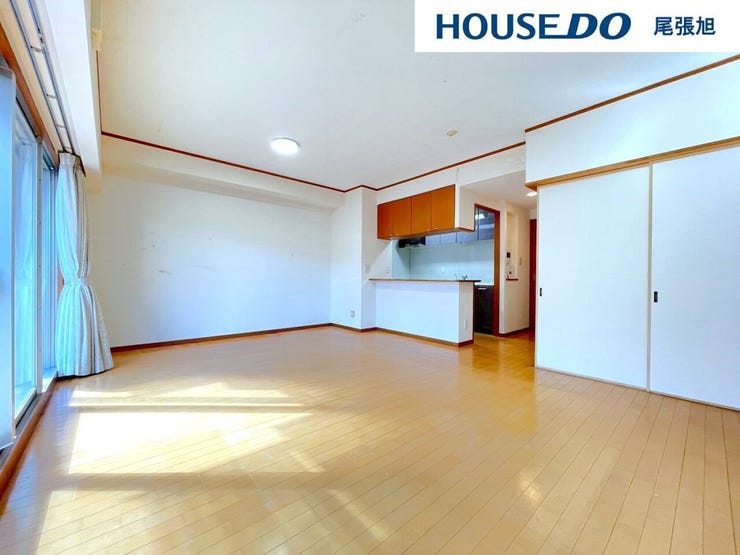 【リビング】陽当たり良好・風通し良好で光がたくさん入るリビングです。自然とみんなが集まりそうな落ち着いた空間で、家族の明るく居心地のいいお時間をゆったりお寛ぎお過ごしいただけます♪