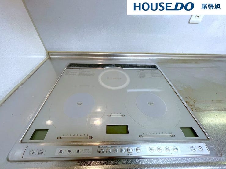 【IHコンロ】火を使わない安心、さらに便利なIHコンロ。高温調理も、繊細な加熱も自由自在。火を使わないから、空気が汚れず、火事のリスクも減少。お手入れもラクラク、汚れが拭き取るだけでキレイに保てます。