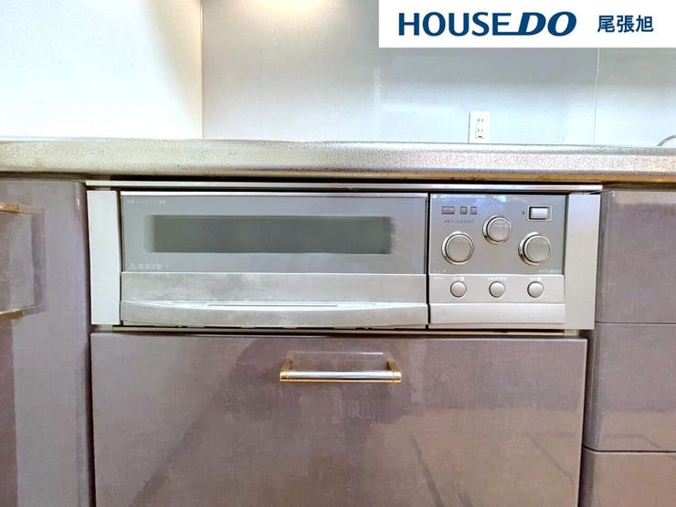 【IHコンロ】火を使わない安心、さらに便利なIHコンロ。高温調理も、繊細な加熱も自由自在。火を使わないから、空気が汚れず、火事のリスクも減少。お手入れもラクラク、汚れが拭き取るだけでキレイに保てます。